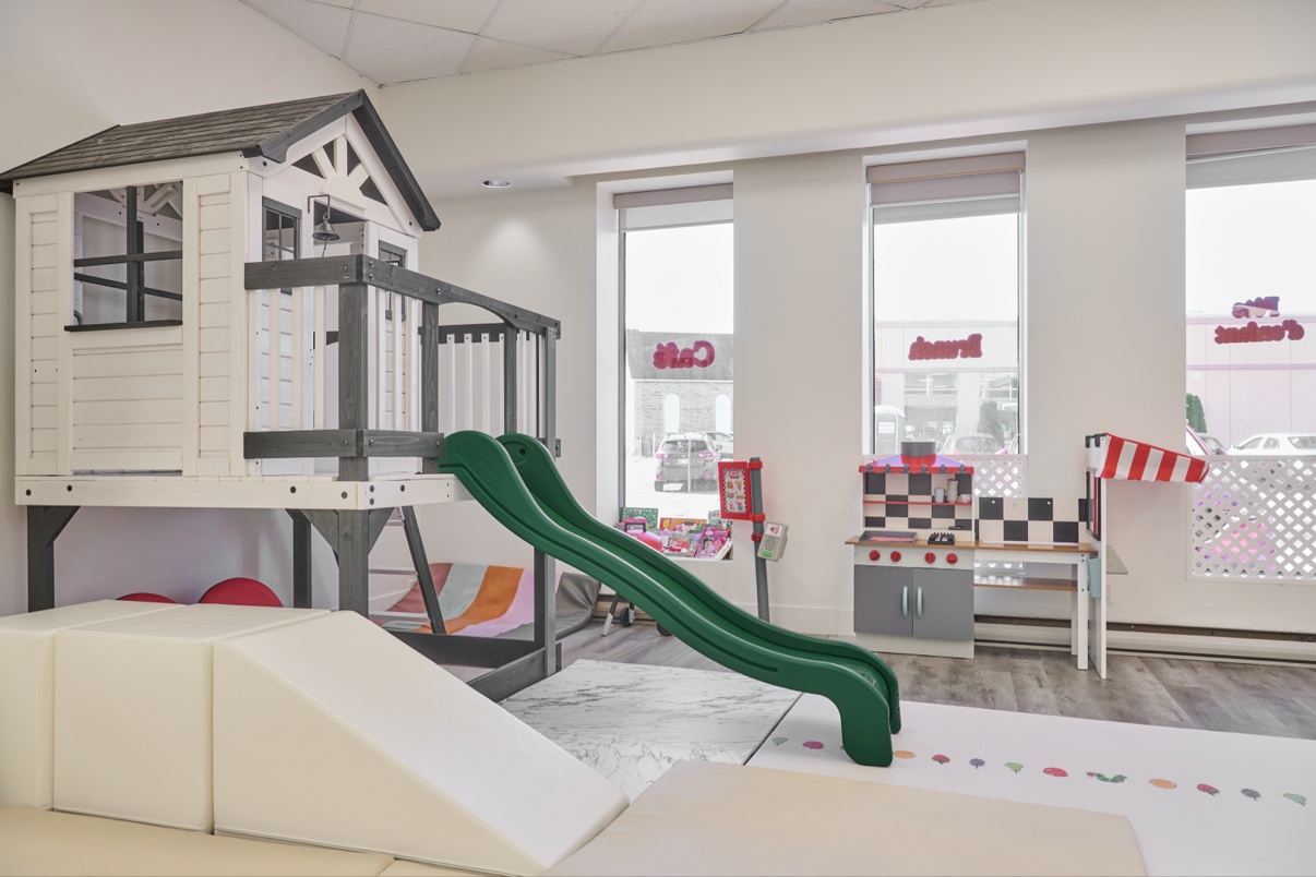 Cabane de jeux avec glissade et cuisinette pour enfants