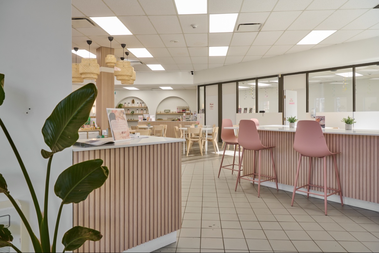 Le comptoir café du Petit Kangaroo — tabourets roses et espace parents