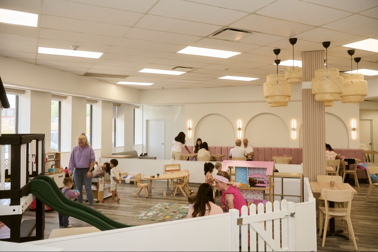 La salle de jeux du Petit Kangaroo — enfants qui jouent, glissade et banquettes roses
